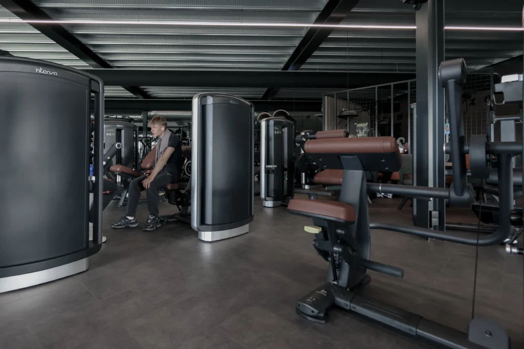 Body Dynamics Tiel Netherlands with user working out on Intenza Selectorized Dezign Line 
